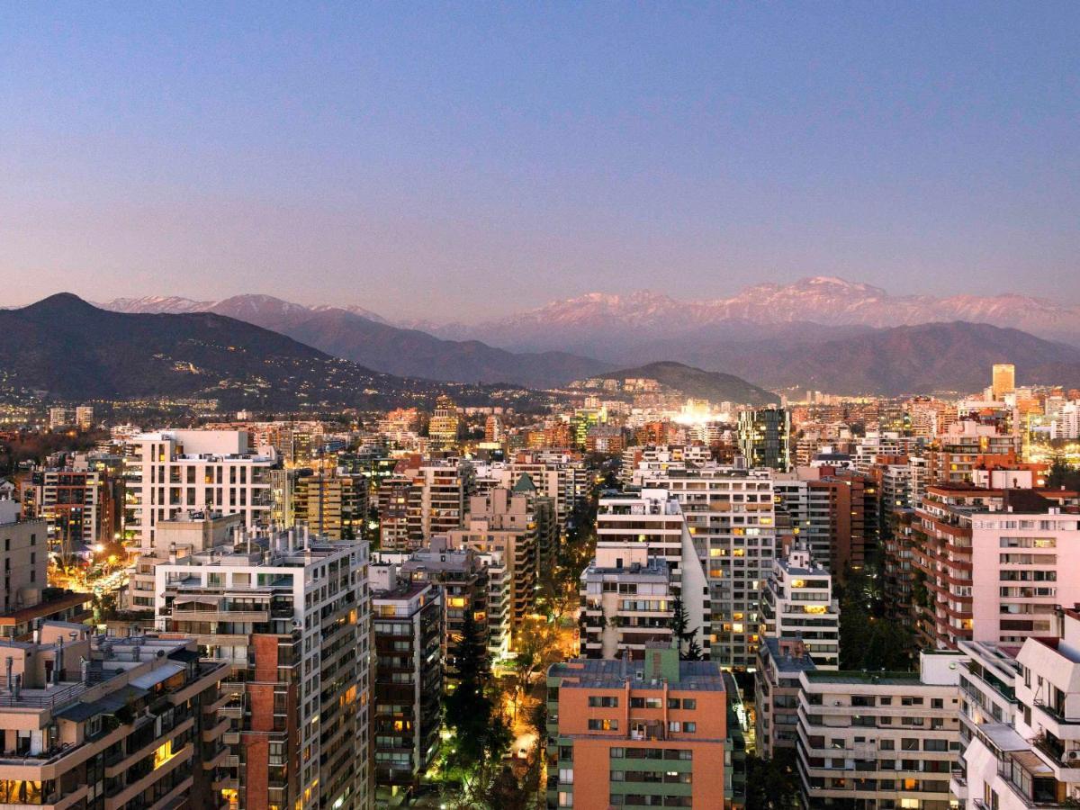 Pullman Santiago Vitacura Exterior photo Santiago skyline