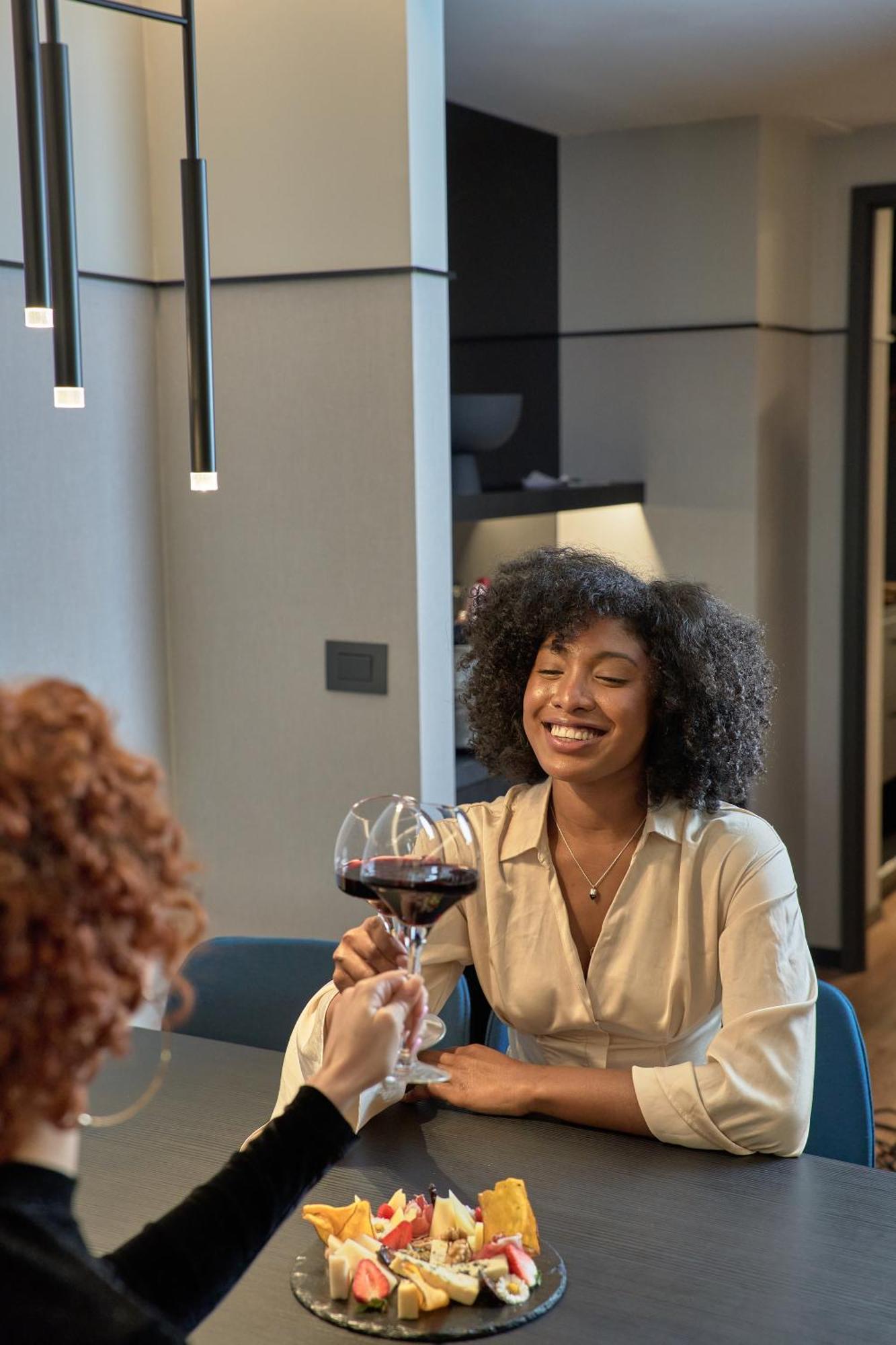 Pullman Santiago Vitacura Exterior photo A woman with a glass of wine