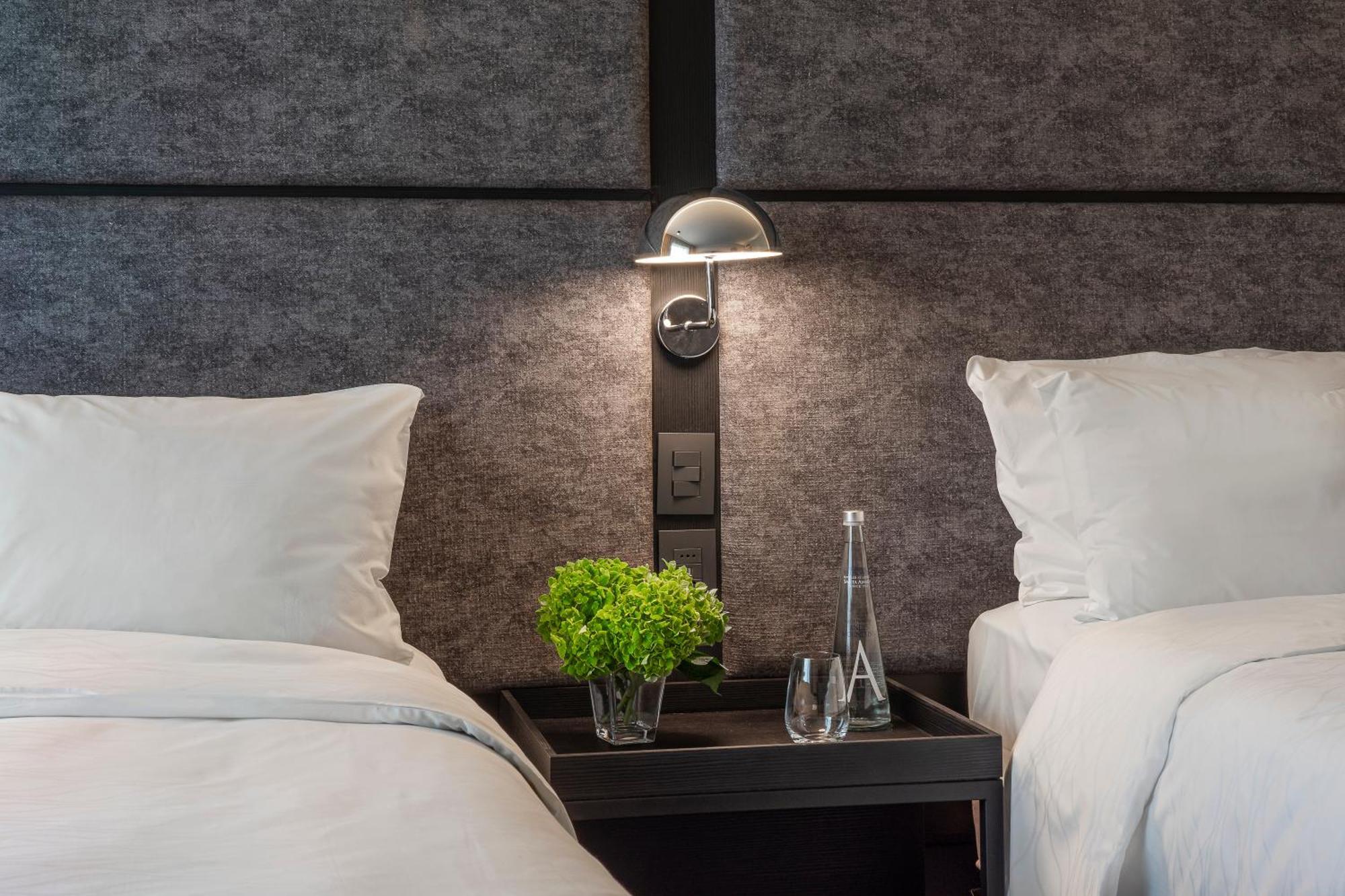 Pullman Santiago Vitacura Exterior photo A wall-mounted light