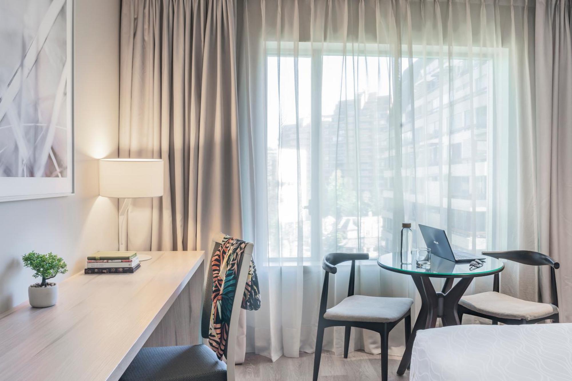 Pullman Santiago Vitacura Exterior photo A room at the hotel