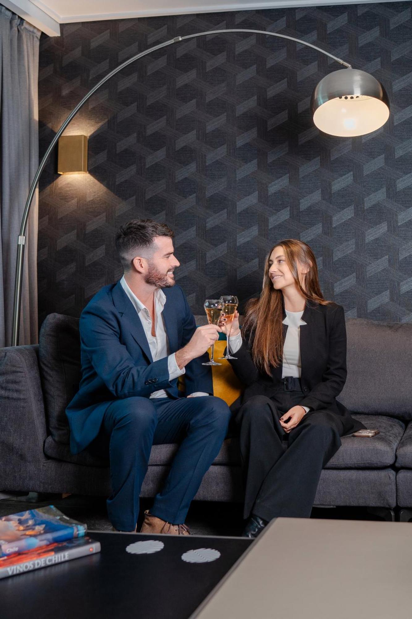 Pullman Santiago Vitacura Exterior photo A couple drinking champagne